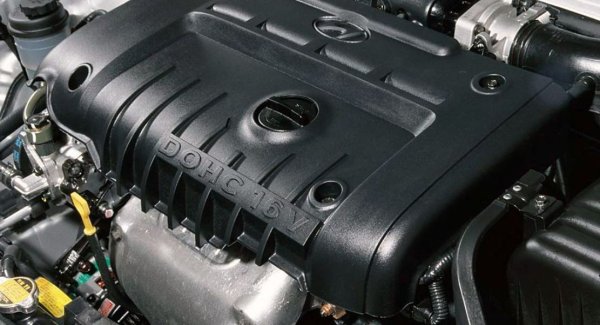 Южнокорейските коли са като японските, само че корейски. Тук са характерни недоброто управление и доста евтините материали и дизайн като цяло. Много хора обаче харесват последните, дори само заради причината, че тяхната простота ограничава броя на проблемите, които биха могли да възникнат. Ако имаше проблем &ndash; то той се решаваше евтино.

Тук ще споменем Hyundai Accent - доста прилична, макар и евтина кола. За тези, които можеха да си позволят лукс, имаше Sonata и Elantra, а за невероятно успелите хора - дори Kia Opirus и няколко други интересни коли. Едно от предимствата на върховата Sonata е 2.7-литровият V6 G6BA двигател - надежден, доста мощен и почти безпроблемен, докато върховата Elandra е с двулитров G4GC от семейството Beta II.

След това се появиха по-малко успешни двигатели с по 2 и 2,4 литра от серията Theta, които след това бяха надстроени до Theta II, два от които - естествено аспирирани с конвенционален инжекцион G4KD (2 литра) и G4KE (2,4 литра) - станаха особено популярни в Русия. И тогава нещо се обърка.
